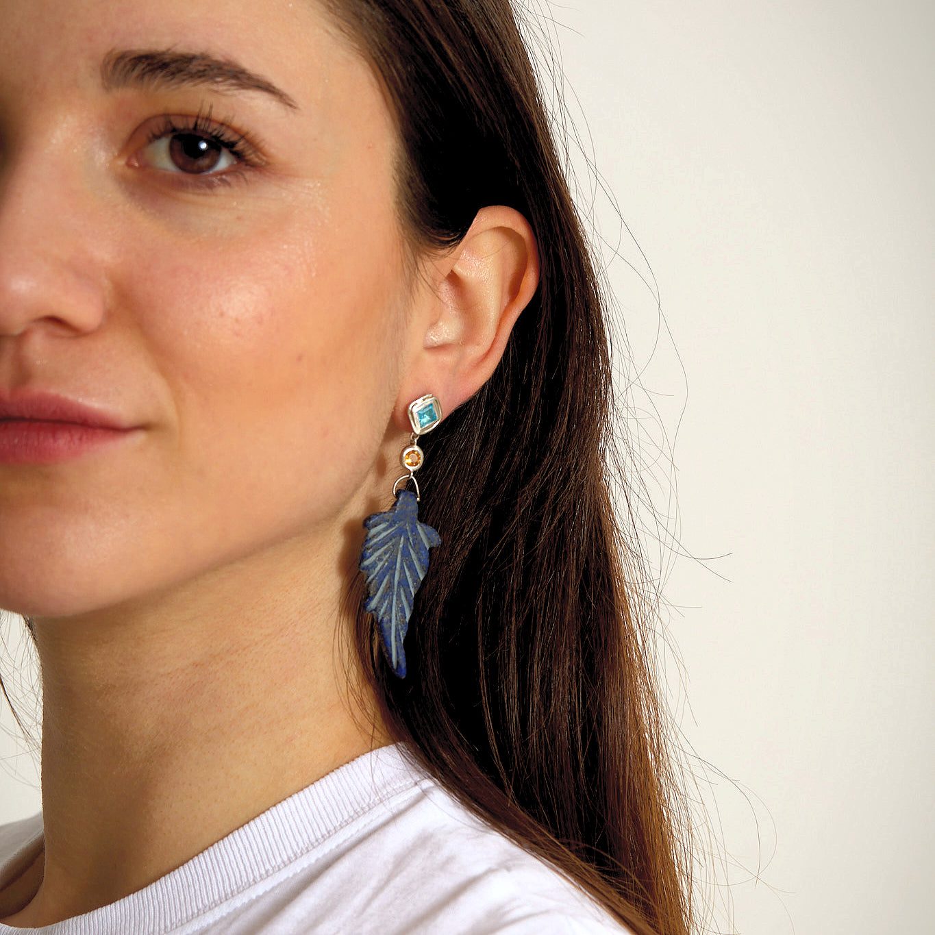 yaprak lapiz taşlı sallantılı gümüş küpe - mavi rüzgar image 2