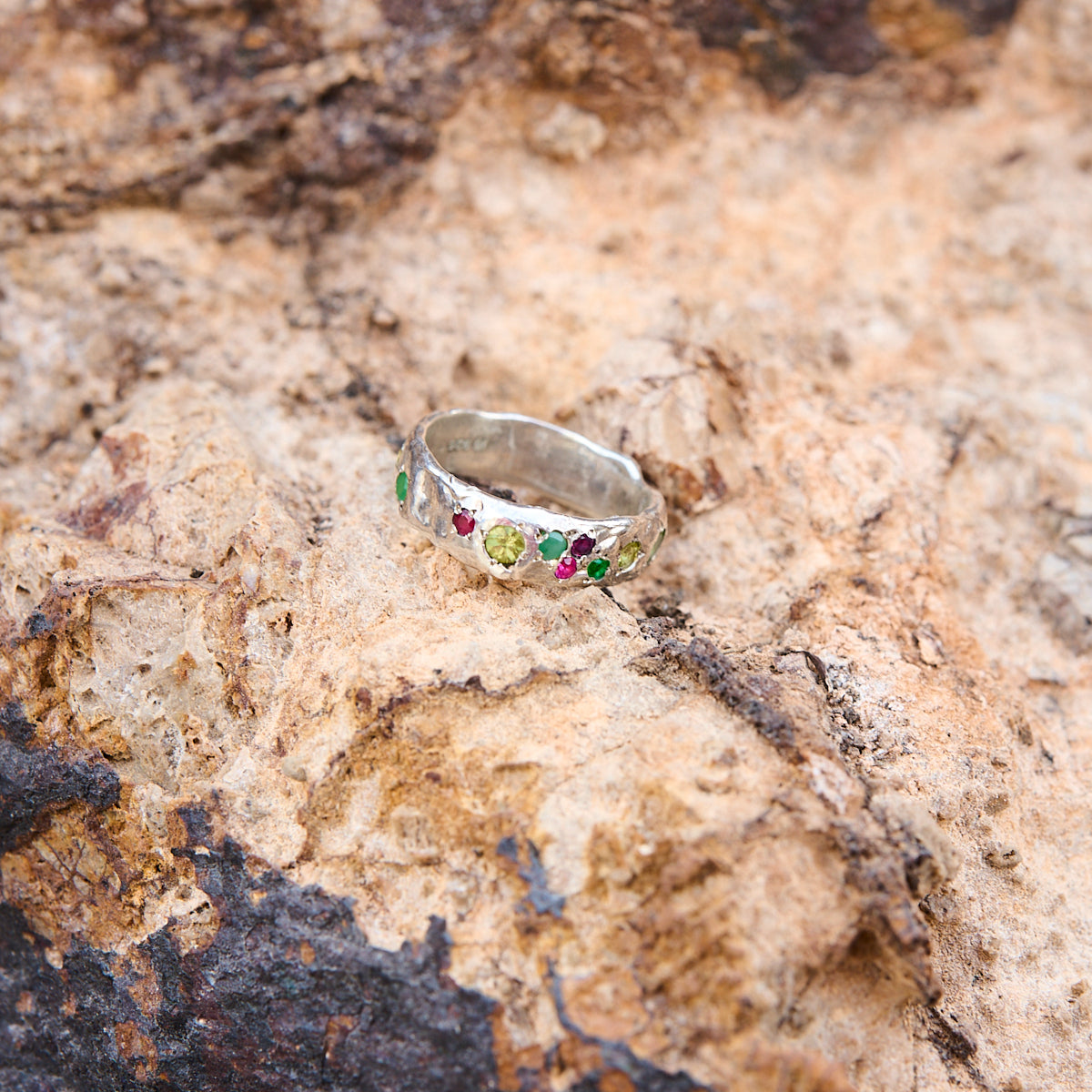 zümrüt, rodalite, peridot ve yakut taşlı gümüş yüzük - sahilin şekli image 2