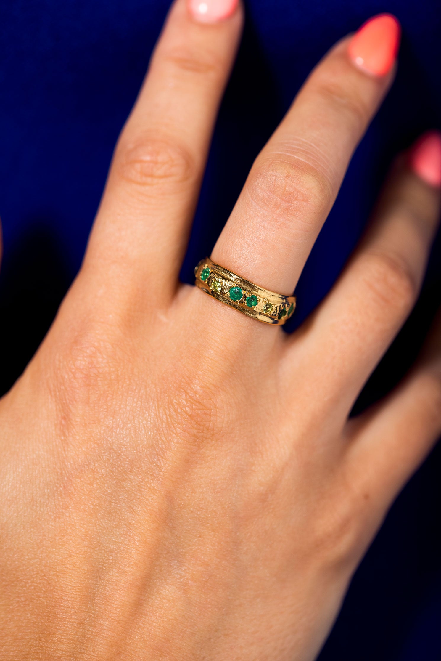 daire ve kare zümrüt ve peridot taşlı altın kaplama gümüş yüzük - monochrome image 2