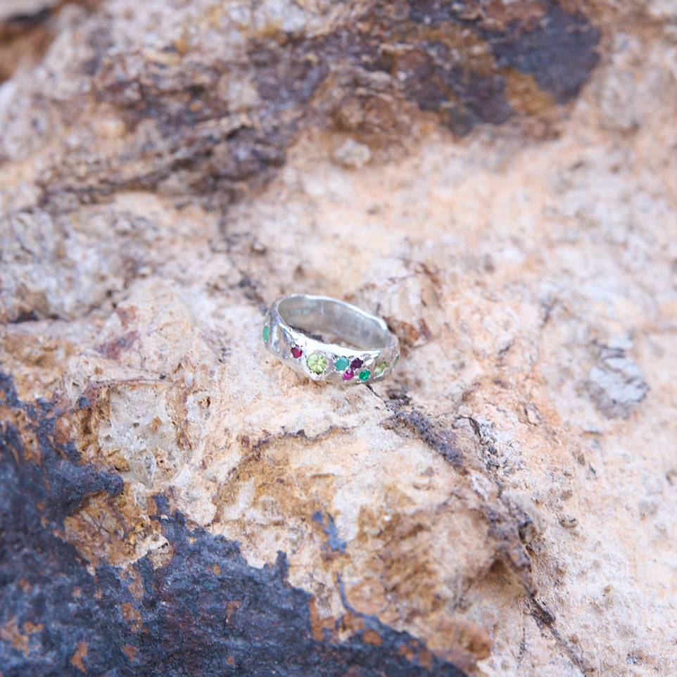 zümrüt, rodalite, peridot ve yakut taşlı gümüş yüzük - sahilin şekli image 3