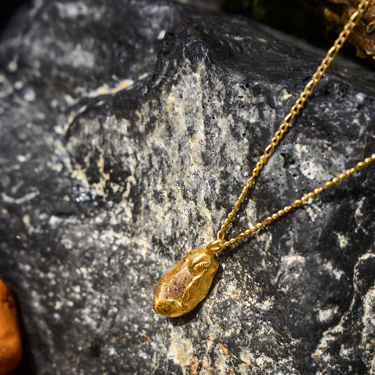 gümüş üzerine altın kaplama taş gömülü kolye - çakıllar image 4