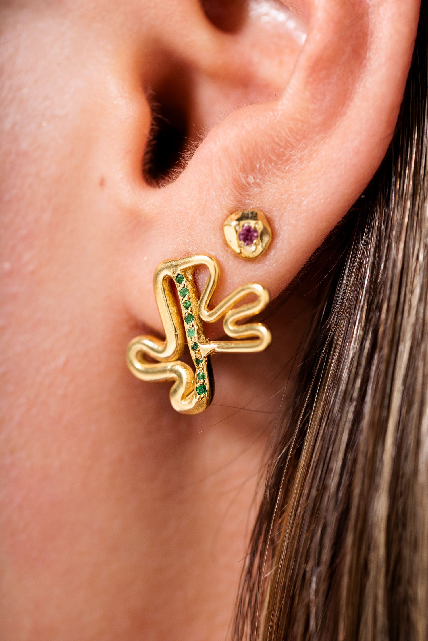 pembe turmalin taşlı altın kaplama gümüş nokta küpe - nourriture image 3