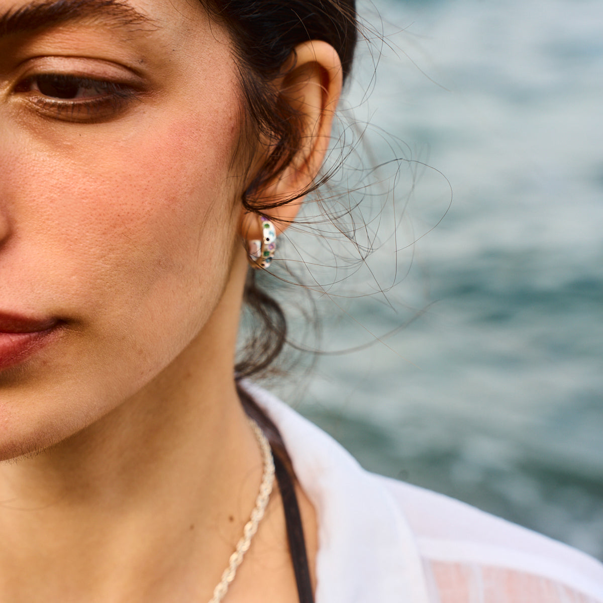 rengarenk taşlı gümüş küçük halka küpe - denizin renkleri image 2