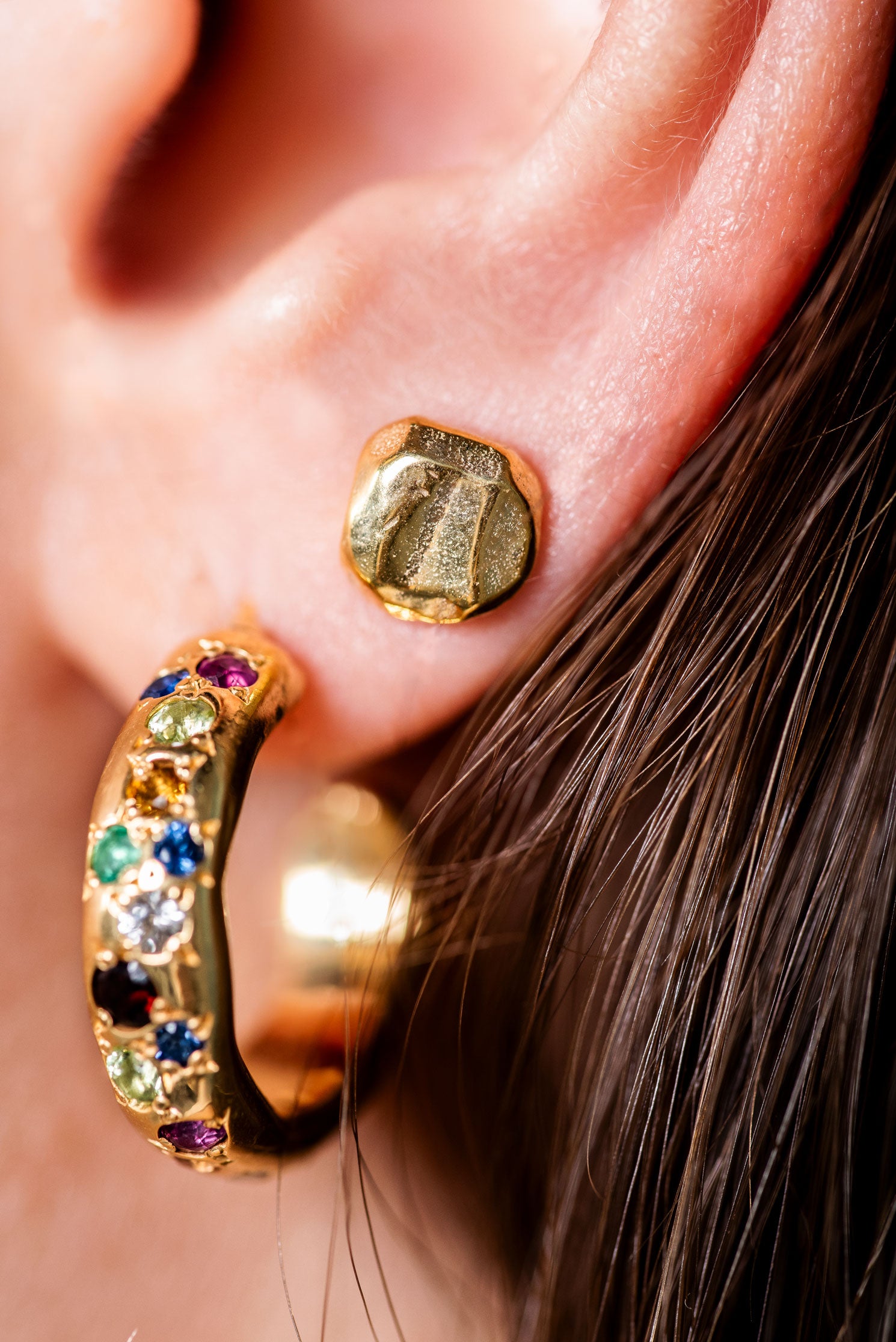 renkli taş altın kaplama gümüş küçük halka küpe - chromatique image 3