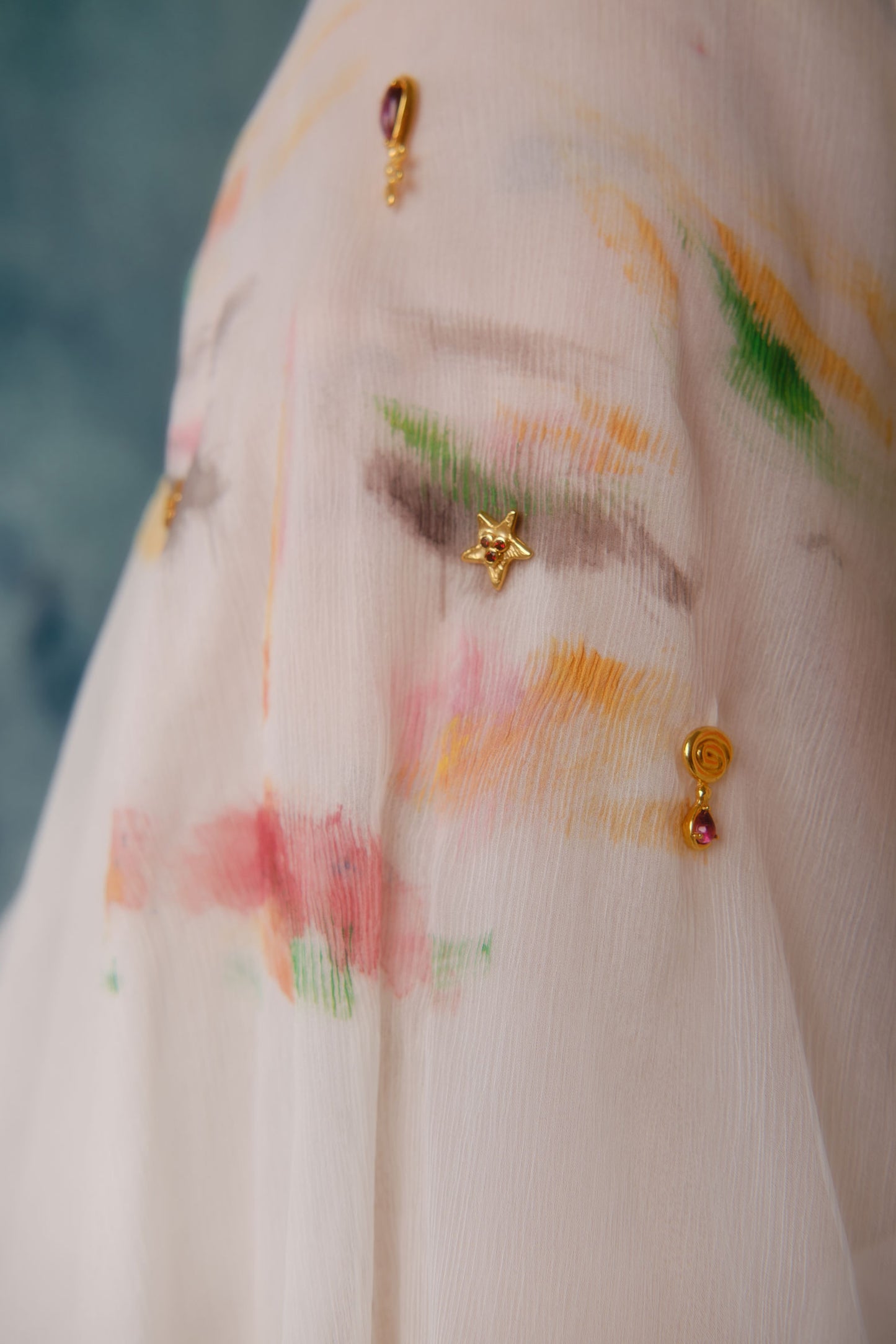 lal taşlı altın kaplama gümüş yıldız küpe - admiratio image 2