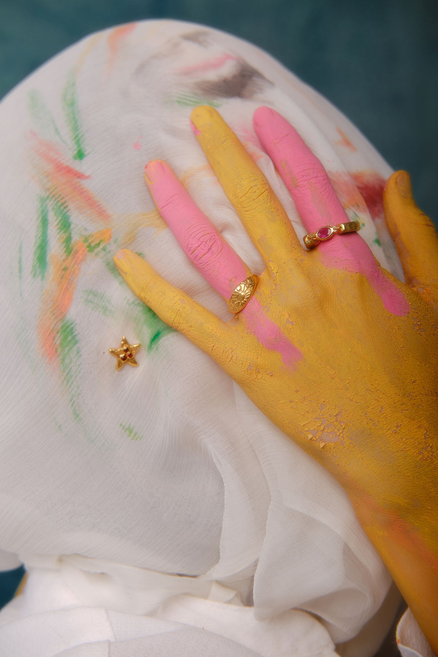 lal taşlı altın kaplama gümüş yıldız küpe - admiratio image 3