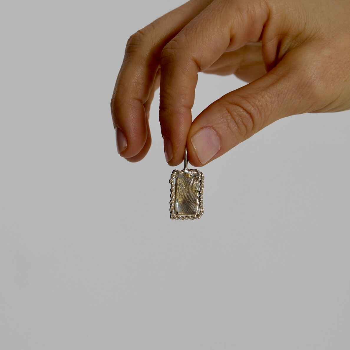 gümüş dikdörtgen çerçeveli parmak izi kolye - no 2 image 2