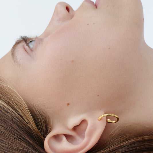 altın kaplama gümüş tek halka küpe - virgül image 1