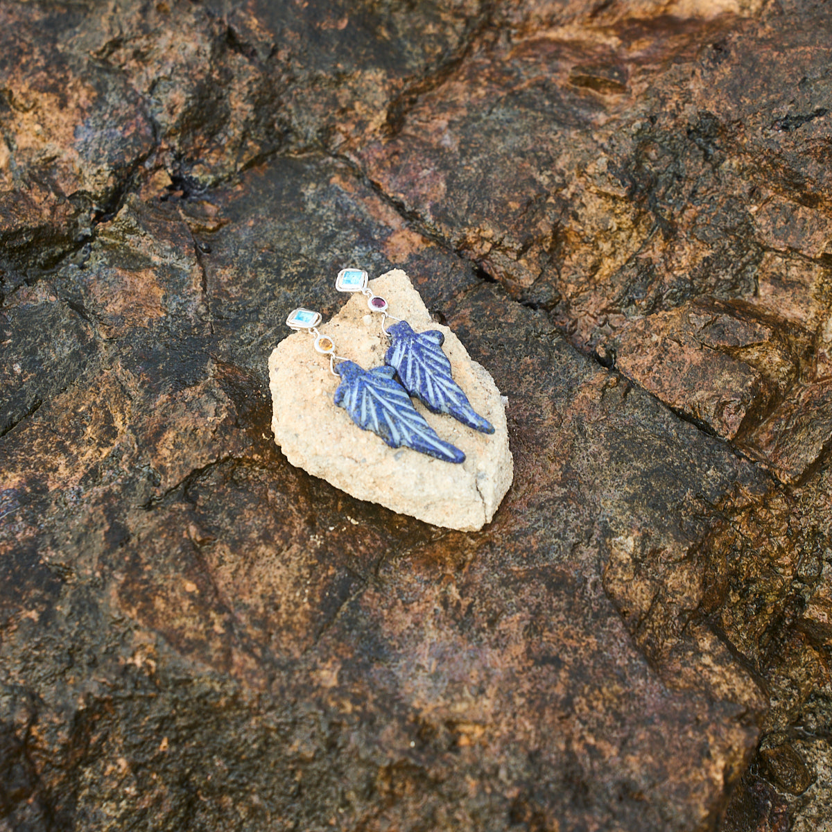 yaprak lapiz taşlı sallantılı gümüş küpe - mavi rüzgar image 3