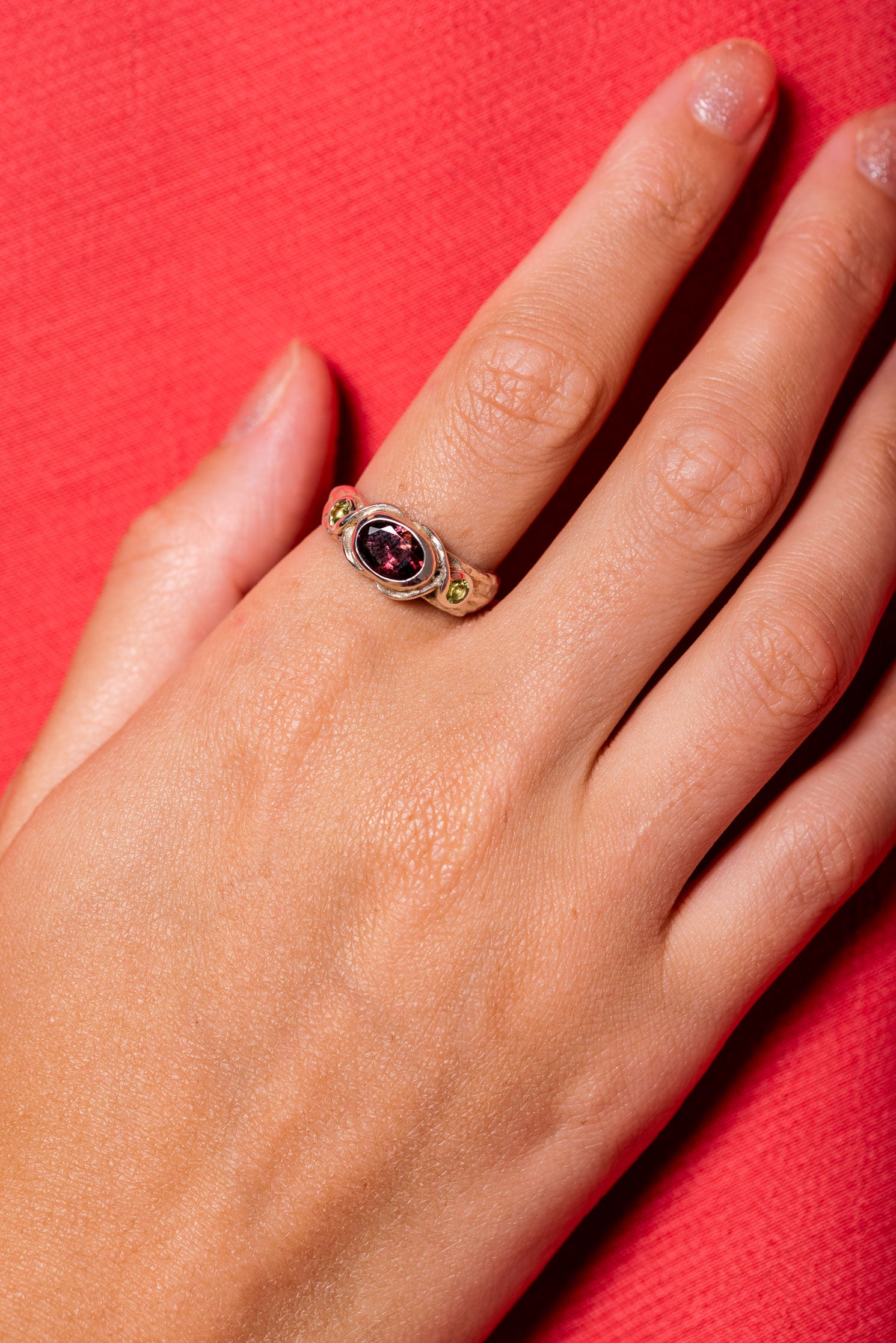 kırmızı oval turmalin yeşil peridot taşlı gümüş tasarım yüzük - rouge et vert image 3