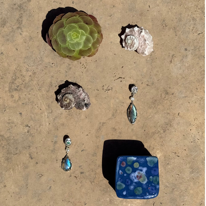 labradorit ve zümrüt taşlı, incili sallantılı gümüş küpe - denizin ruhu image 3