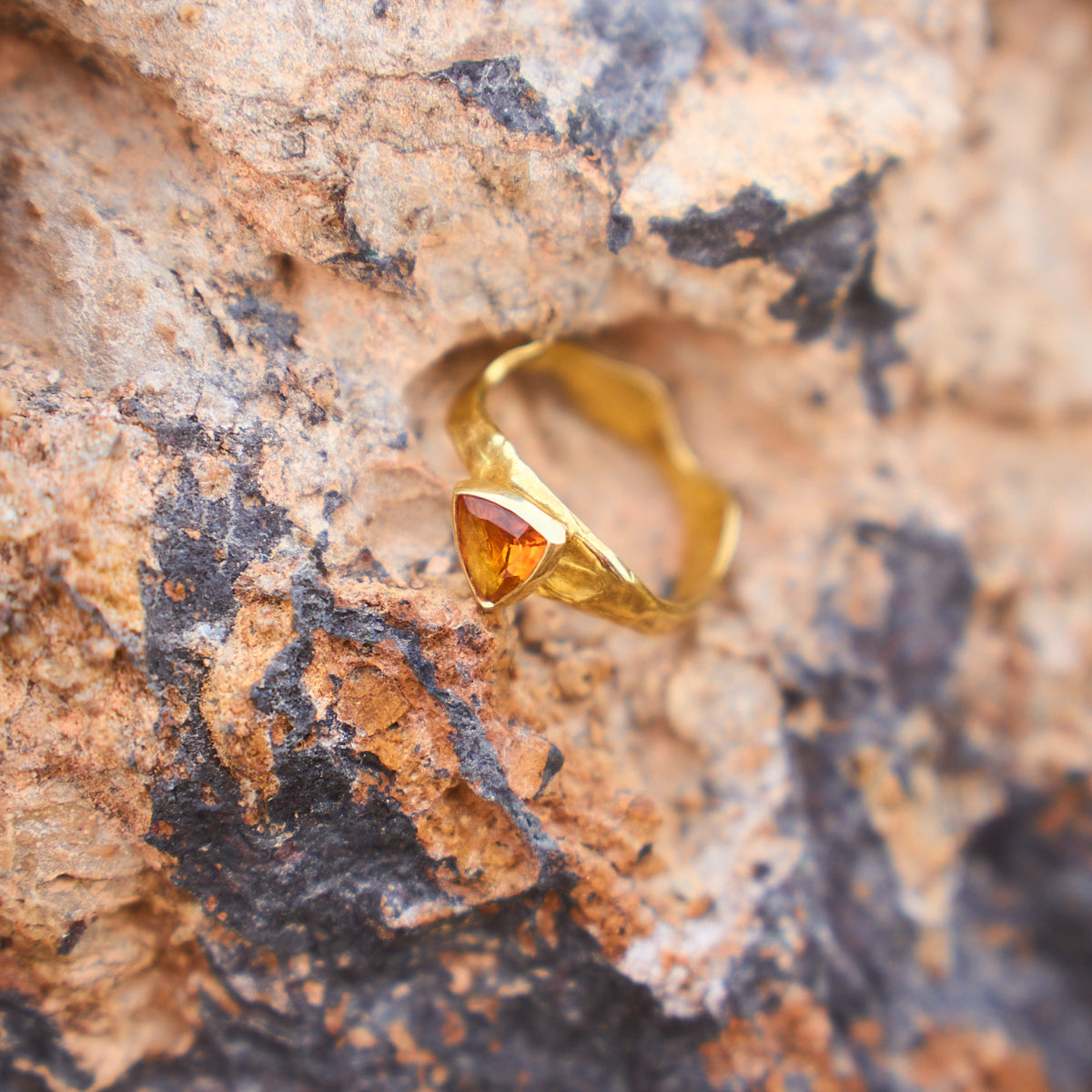 üçgen sitrin taşlı gümüş üzerine altın kaplama yüzük - dalga image 3