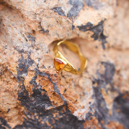 üçgen sitrin taşlı gümüş üzerine altın kaplama yüzük - dalga image 3