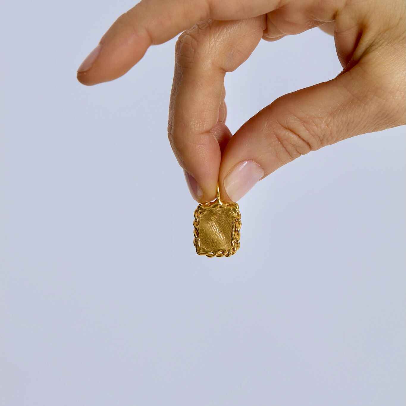 gümüş üzerine altın kaplama dikdörtgen çerçeveli parmak izi kolye - no 2 image 1