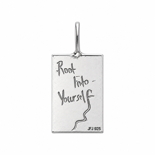 Root Into Yourself kolye ucu üzerindeki kök çizimi ve yeşil mine